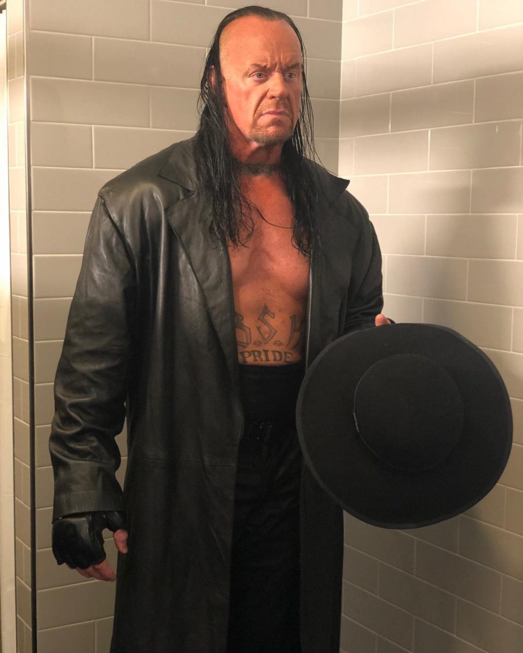 Photos Of The Undertaker Backstage At Wwe Raw This Week Pwmania Wrestling News